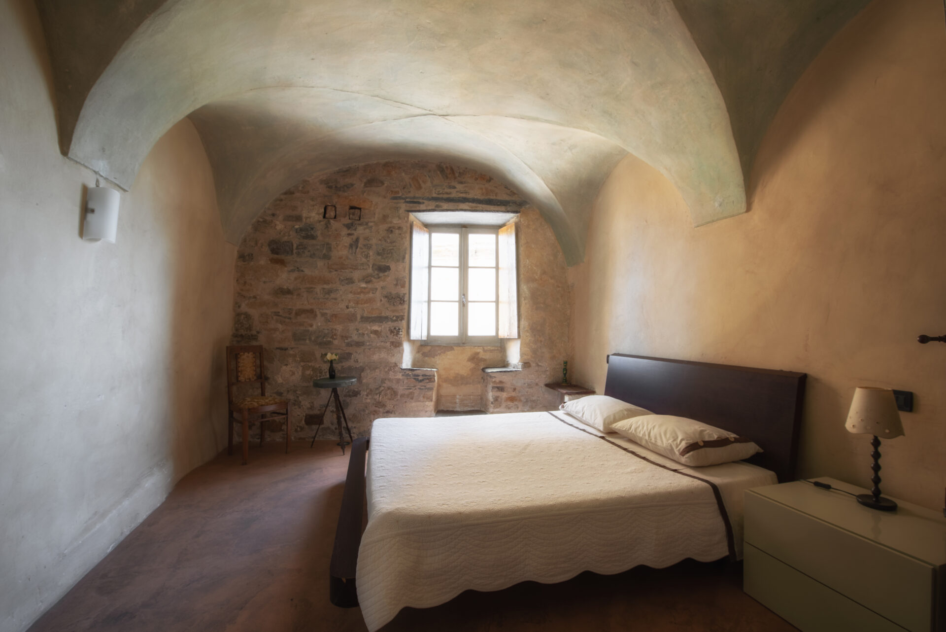 Ristrutturazione Conservativa – Una antica bottega di paese diventa casa vacanza - camera da letto matrimoniale